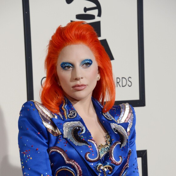 Lady Gaga (qui rend hommage à David Bowie lors de cette soirée) dans une robe Marc Jacobs - 58e soirée annuelle des Grammy Awards au Staples Center à Los Angeles, le 15 février 2016.