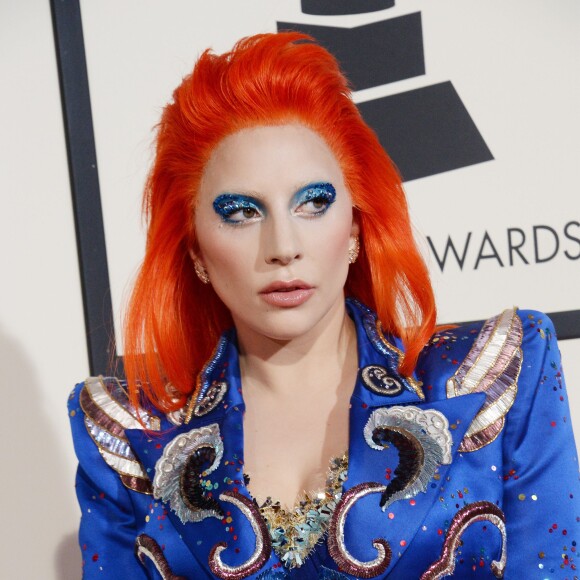 Lady Gaga (qui rend hommage à David Bowie lors de cette soirée) dans une robe Marc Jacobs - 58e soirée annuelle des Grammy Awards au Staples Center à Los Angeles, le 15 février 2016.