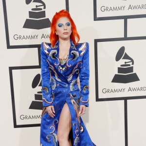 Lady Gaga (qui rend hommage à David Bowie lors de cette soirée) dans une robe Marc Jacobs - 58e soirée annuelle des Grammy Awards au Staples Center à Los Angeles, le 15 février 2016.