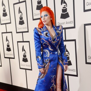 Lady Gaga (qui rend hommage à David Bowie lors de cette soirée) dans une robe Marc Jacobs - 58e soirée annuelle des Grammy Awards au Staples Center à Los Angeles, le 15 février 2016.