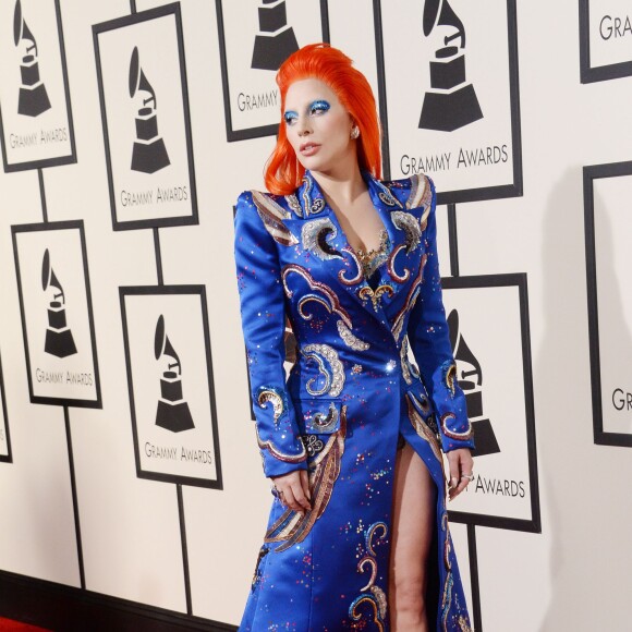 Lady Gaga (qui rend hommage à David Bowie lors de cette soirée) dans une robe Marc Jacobs - 58e soirée annuelle des Grammy Awards au Staples Center à Los Angeles, le 15 février 2016.