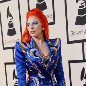 Lady Gaga (qui rend hommage à David Bowie lors de cette soirée) dans une robe Marc Jacobs - 58e soirée annuelle des Grammy Awards au Staples Center à Los Angeles, le 15 février 2016.