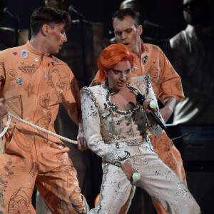 Lady Gaga pendant l'hommage à David Bowie lors des Grammy Awards, Staples Center, Los Angeles, le 15 février 2016.