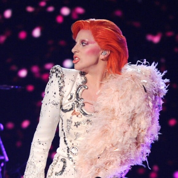 Lady Gaga pendant l'hommage à David Bowie lors des Grammy Awards, Staples Center, Los Angeles, le 15 février 2016.