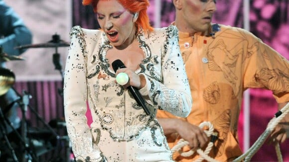 Lady Gaga, métamorphosée et excessive pour un vibrant hommage à David Bowie