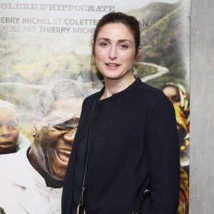 Julie Gayet (Marraine du Fonds pour la santé de Femmes et ambassadrice de ce documentaire) - Présentation du film documentaire "L'homme qui répare les femmes" au MK2 Gambetta à Paris le 4 Février 2016. © Denis Guignebourg/Bestimage