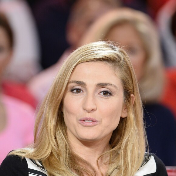 Julie Gayet - Enregistrement de l'émission "Vivement Dimanche" à Paris le 16 Décembre 2015. © Coadic Guirec / Bestimage