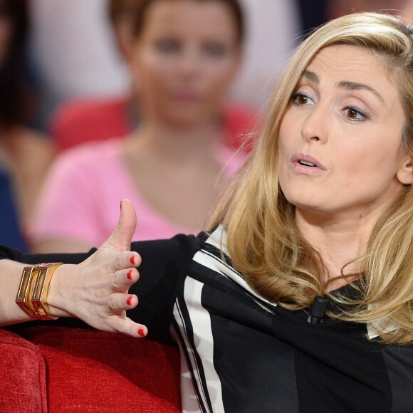 Julie Gayet - Enregistrement de l'émission "Vivement Dimanche" à Paris le 16 Décembre 2015. © Coadic Guirec / Bestimage