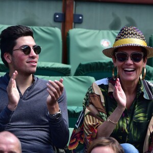 Cristina Cordula et son fils Enzo - People dans les tribunes des Internationaux de France de tennis de Roland Garros le 3 juin 2015.