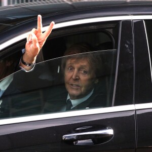 Paul McCartney sort Liverpool Echo Arena en voiture à Liverpool, le 28 juillet 2015, où il a assisté à une cérémonie de remise de récompenses au Liverpool Institute of Performing Arts.
