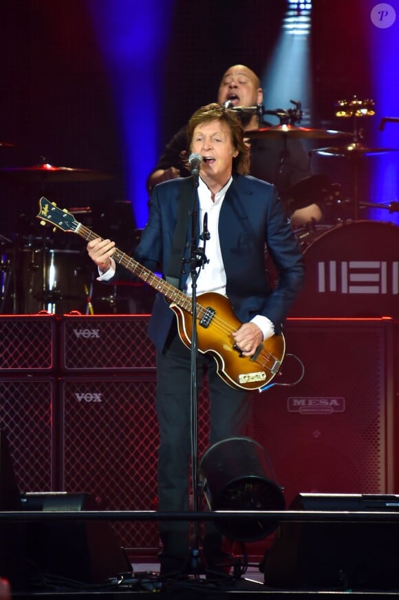 Paul McCartney en concert dans le cadre de sa tournée "Out There" au Stade de France à Paris, le 11 juin 2015.