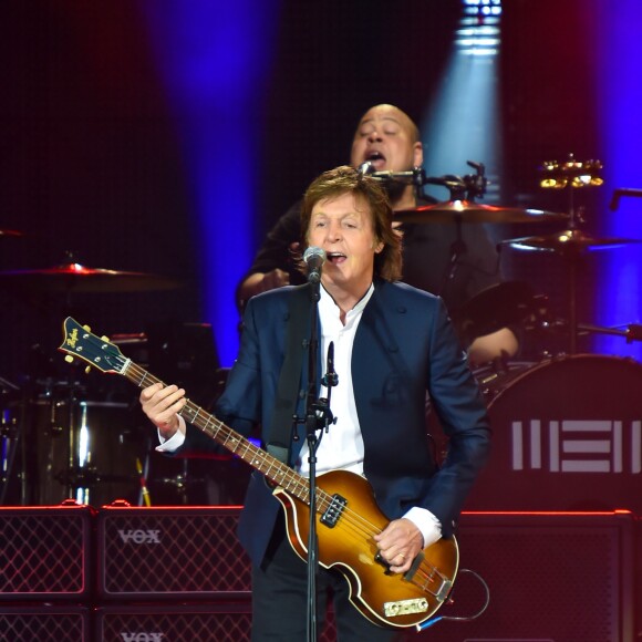 Paul McCartney en concert dans le cadre de sa tournée "Out There" au Stade de France à Paris, le 11 juin 2015.