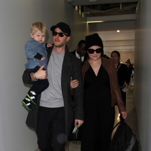 Ginnifer Goodwin (enceinte), son mari Josh Dallas et leur fils Oliver arrivent à l'aéroport LAX de Los Angeles. Le 1er février 2016 © CPA / Bestimage