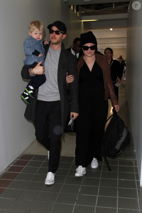 Ginnifer Goodwin (enceinte), son mari Josh Dallas et leur fils Oliver arrivent à l'aéroport LAX de Los Angeles. Le 1er février 2016 © CPA / Bestimage