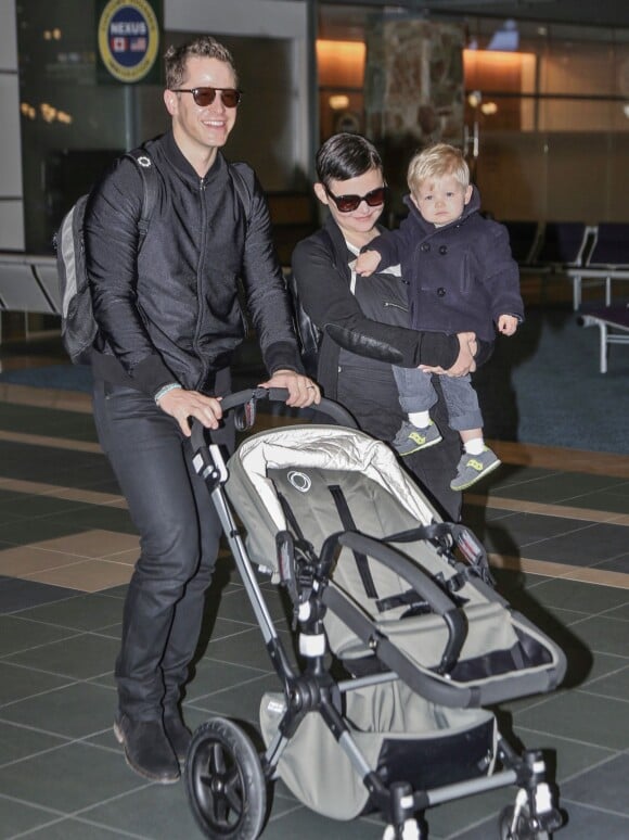 Exclusif - Ginnifer Goodwin se promène avec son mari Josh Dallas et leur fils Oliver Dallas dans les rues de Vancouver. Ginnifer serait enceinte de son deuxième enfant. Le 21 novembre 2015
