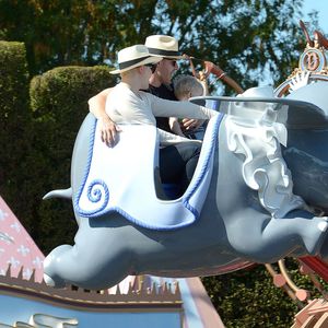 Ginnifer Goodwin et son mari Josh Dallas accompagnent leur fils Oliver à Disneyland, Los Angeles, le 4 juillet 2015.
