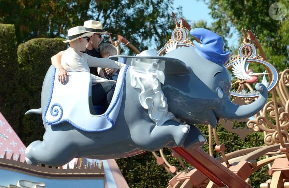 Ginnifer Goodwin et son mari Josh Dallas accompagnent leur fils Oliver à Disneyland, Los Angeles, le 4 juillet 2015.