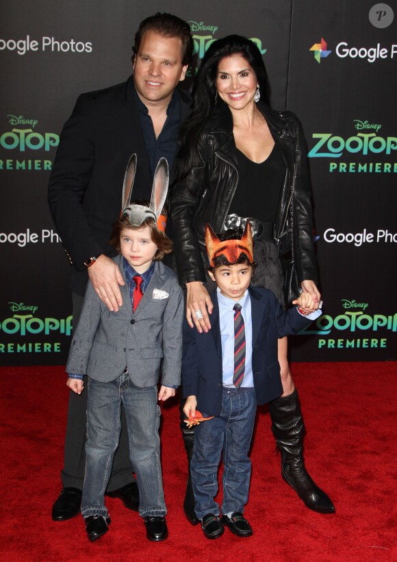 Michael Ohoven avec sa femme Joyce Giraud et leurs enfants Valentino et Leonardo à l'avant-première du film 'Zootopia' des studios Disney au El Capitan Theatre de Los Angeles, le 17 février 2016.