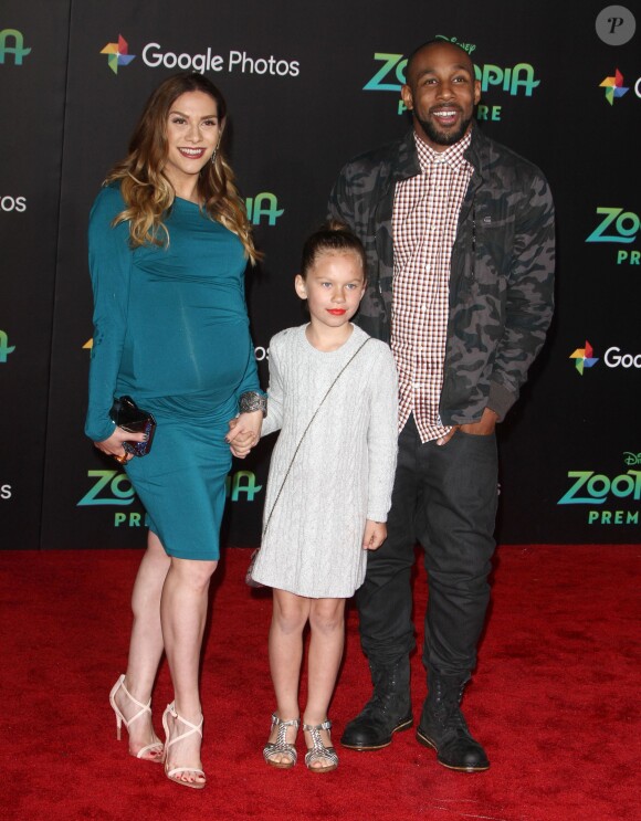 Allison Holker enceinte avec son mari Stephen Boss et leur fille Weslie Fowler à l'avant-première du film 'Zootopia' des studios Disney au El Capitan Theatre de Los Angeles, le 17 février 2016.
