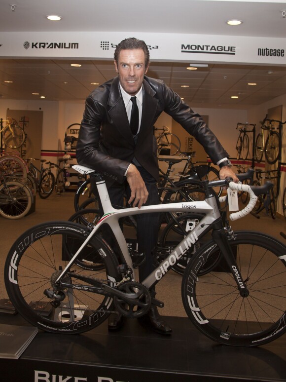 Mario Cipollini lors du lancement de sa marque de vélos, chez Selfridges à Londres, le 21 avril 2012