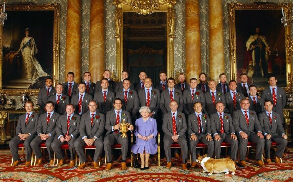 La reine Elizabeth II reçoit l'équipe d'Angleterre championne du monde à Buckingham Palace, dont Matt Dawson, le 8 décembre 2003 à Londres
