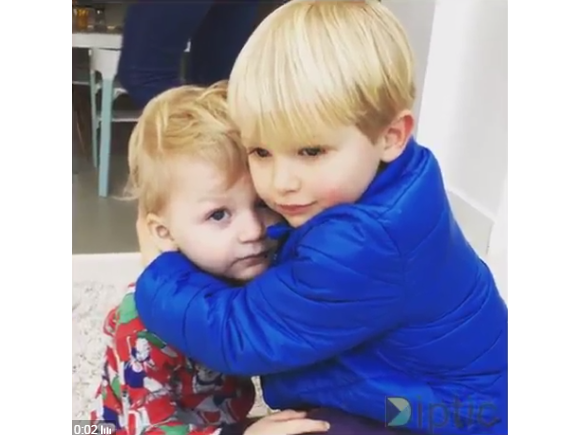 Sami, le fils de Matt Dawson, victime d'une méningite, avec son grand-frère Alex - Photo publiée le 17 février 2016