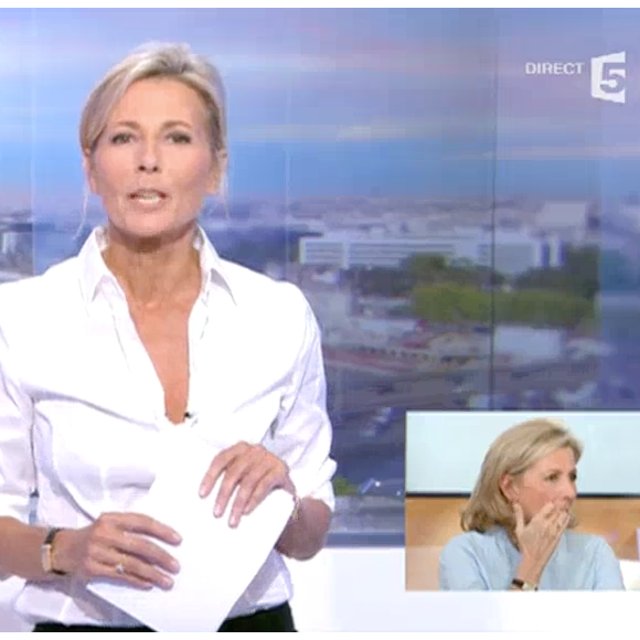La journaliste Claire Chazal, émue de revoir les images de ses adieux au journal de TF1 - Emission "C à vous", sur France 5, le 18 février 2016.