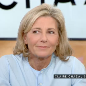 La journaliste Claire Chazal, émue de revoir les images de ses adieux au journal de TF1 - Emission "C à vous", sur France 5, le 18 février 2016.
