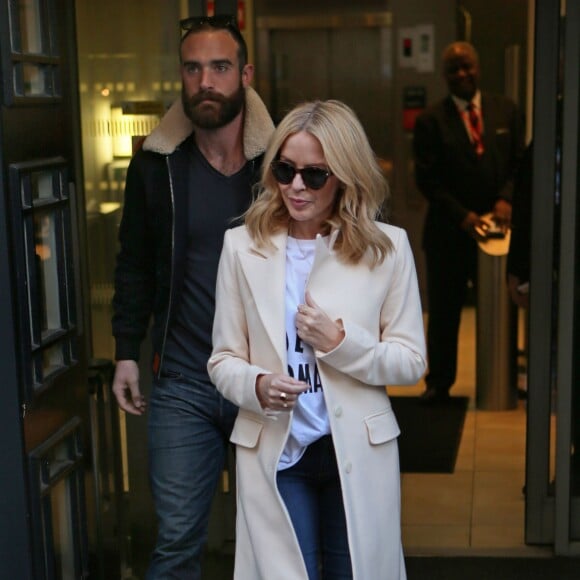 Kylie Minogue et son compagnon Joshua Sasse quittent les studios de la BBC Radio 2 à Londres le 4 décembre 2015.