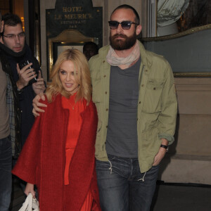 Kylie Minogue et son compagnon Joshua Sasse à Paris le 3 décembre 2015.