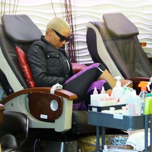 Amber Rose fait un stop au salon de manucure avant de se rendre à son cours de gym, elle porte un tee shirt avec un ours où il est inscrit "No Dick Pics." à Studio City le 5 Février 2016.