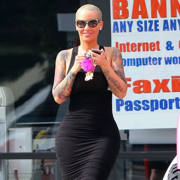 Amber Rose grimpe dans sa Jeep rose flashy à la sortie d'une boutique de spiritueux à Studio City le 22 janvier 2016.