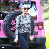 Amber Rose arrive au volant de sa jeep rose fuchsia pour rendre visite à des amis à Beverly Hills. Elle semble faire un FaceTime avec son téléphone portable dans la voiture. le 7 janvier 2015