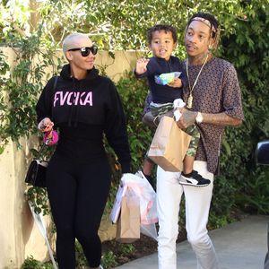 Amber Rose et son mari Wiz Khalifa emmènent leur fils Sebastian jouer au parc à Los Angeles, le 16 décembre 2015