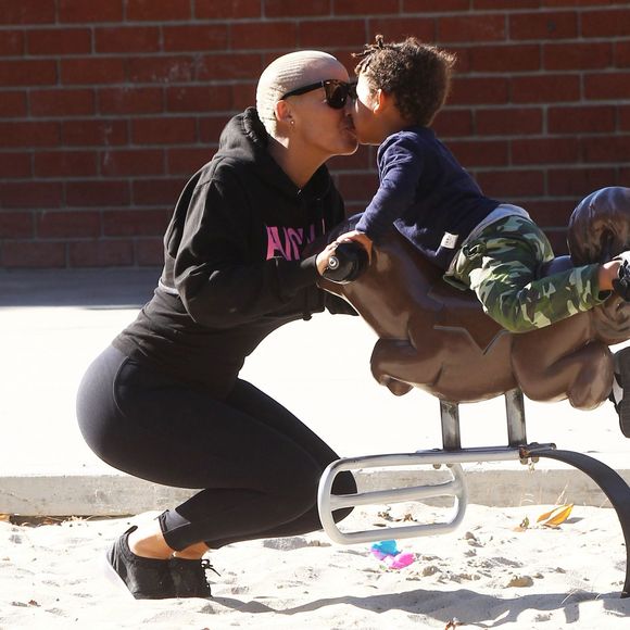Amber Rose et son mari Wiz Khalifa emmènent leur fils Sebastian jouer au parc à Los Angeles, le 16 décembre 2015