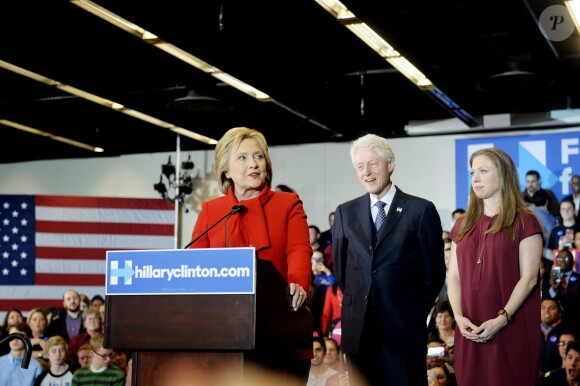 Hillary Clinton revendique sa victoire aux primaires démocrates dans l'Iowa, en compagnie de sa fille Chelsea (enceinte) et de son mari Bill. Le 2 février 2016