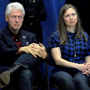 Bill Clinton et sa fille Chelsea (enceinte) - Hillary Clinton en meeting pour la campagne "Get Out to Caucus" à Cedar Rapids dans l'Iowa le 30 janvier 2016