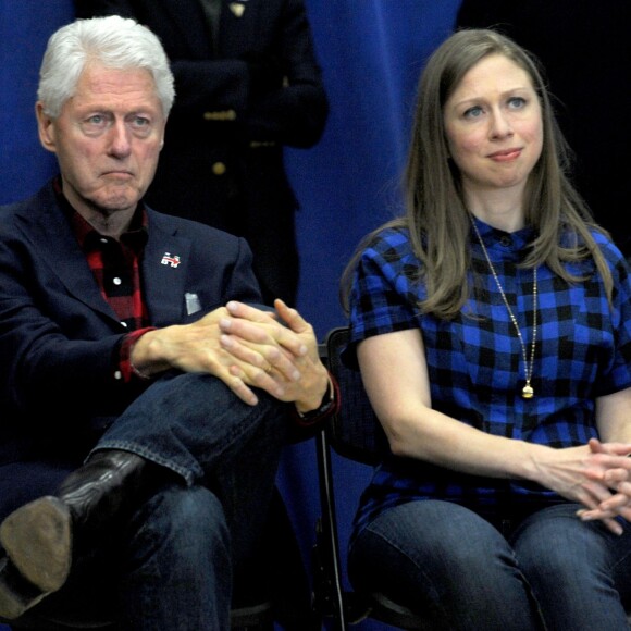 Bill Clinton et sa fille Chelsea (enceinte) - Hillary Clinton en meeting pour la campagne "Get Out to Caucus" à Cedar Rapids dans l'Iowa le 30 janvier 2016