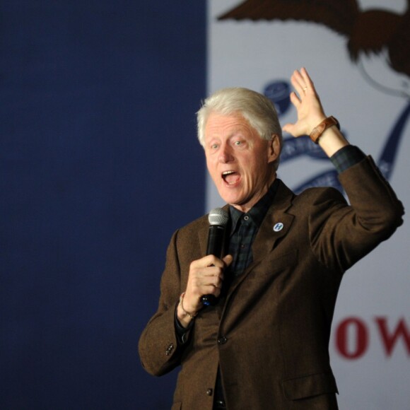 Hillary Clinton, candidate aux primaires démocrates, accompagnée de son mari Bill Clinton en meeting à Davenport. Le 29 janvier 2016