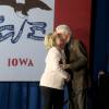 Hillary Clinton, candidate aux primaires démocrates, accompagnée de son mari Bill Clinton en meeting à Davenport. Le 29 janvier 2016