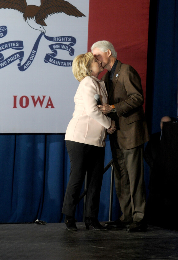 Hillary Clinton, candidate aux primaires démocrates, accompagnée de son mari Bill Clinton en meeting à Davenport. Le 29 janvier 2016