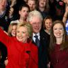 Hillary Clinton revendique sa victoire aux primaires démocrates dans l'Iowa, en compagnie de sa fille Chelsea (enceinte) et de son mari Bill. Le 2 février 2016
