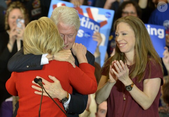 Hillary Clinton revendique sa victoire aux primaires démocrates dans l'Iowa, en compagnie de sa fille Chelsea (enceinte) et de son mari Bill. Le 2 février 2016