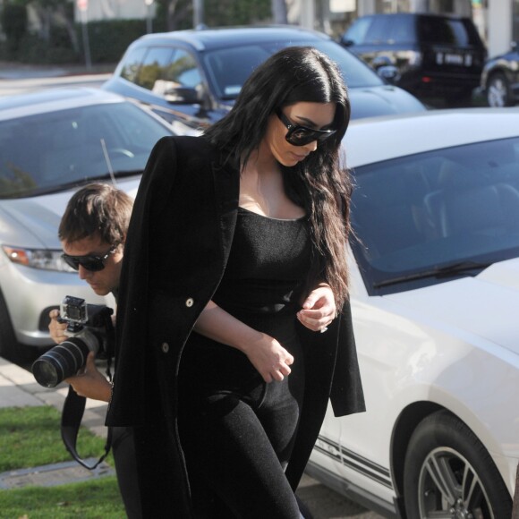 Kim Kardashian et Kanye West, qui porte sa fille North endormie, sont allés faire du shopping dans un magasin pour bébé à Los Angeles. le 21 février 2016