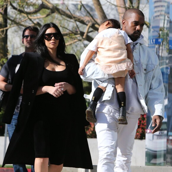 Kim Kardashian et Kanye West, qui porte sa fille North endormie, sont allés faire du shopping dans un magasin pour bébé à Los Angeles. le 21 février 2016