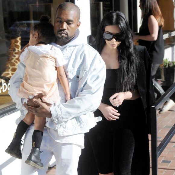 Kim Kardashian et Kanye West, qui porte sa fille North endormie, sont allés faire du shopping dans un magasin pour bébé à Los Angeles. le 21 février 2016