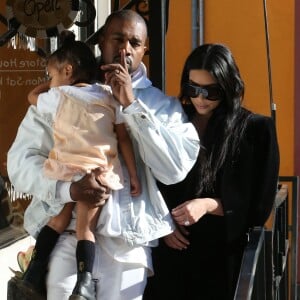Kim Kardashian et Kanye West, qui porte sa fille North endormie, sont allés faire du shopping dans un magasin pour bébé à Los Angeles. le 21 février 2016
