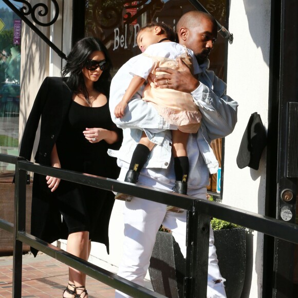 Kim Kardashian et Kanye West, qui porte sa fille North endormie, sont allés faire du shopping dans un magasin pour bébé à Los Angeles. le 21 février 2016