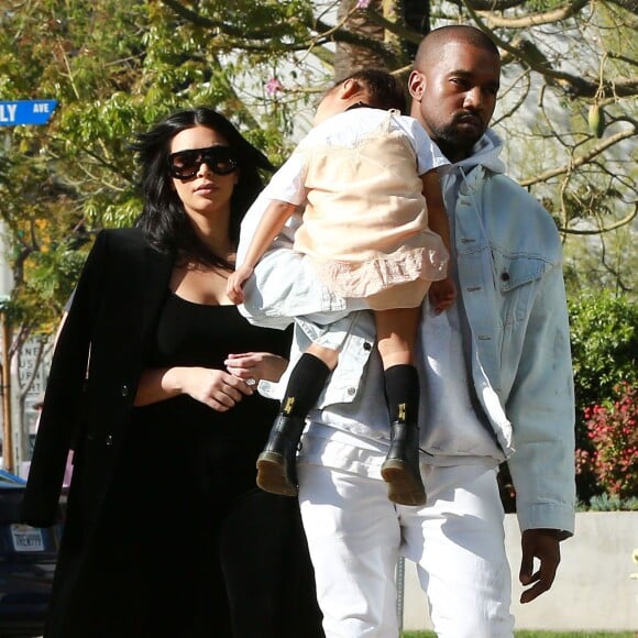 Kim Kardashian et Kanye West, qui porte sa fille North endormie, sont allés faire du shopping dans un magasin pour bébé à Los Angeles. le 21 février 2016