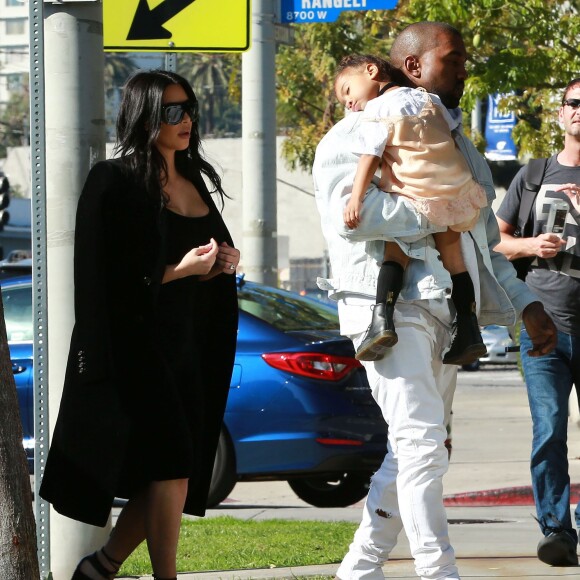 Kim Kardashian et Kanye West, qui porte sa fille North endormie, sont allés faire du shopping dans un magasin pour bébé à Los Angeles. le 21 février 2016